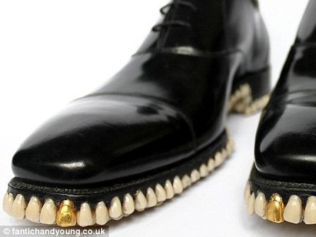 Đôi giày có đế đầy răng