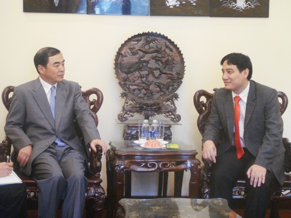 Đại sứ Khổng Huyễn Hựu (trái) và Bí thư thứ nhất T.Ư Đoàn Nguyễn Đắc Vinh Ảnh: Hải Yến