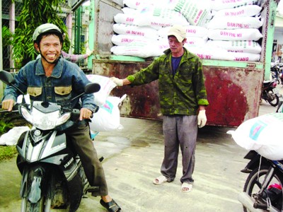 Nông dân vùng lũ Quảng Nam vui mừng mua phân giá rẻ