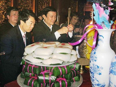 Ông Trương Tấn Sang, Ủy viên Bộ Chính trị, Thường trực Ban Bí thư dâng hương tại Đền Hùng Ảnh: TTXVN