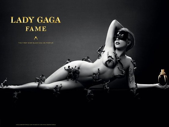 Bị chê béo, Lady Gaga bực mình lột đồ khoe thân