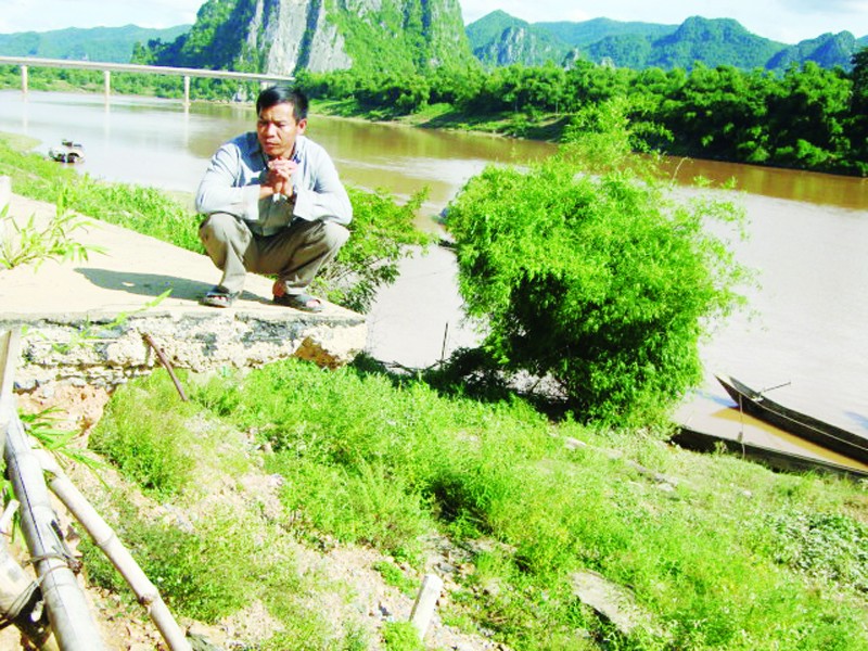 Ông Mạnh ngao ngán ngồi nhìn từng mảng bê tông đang chờ lao tuột xuống sông