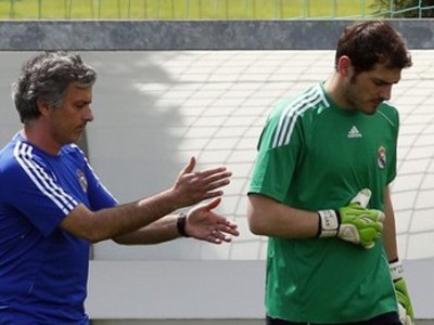 Mourinho 'dằn mặt' Casillas