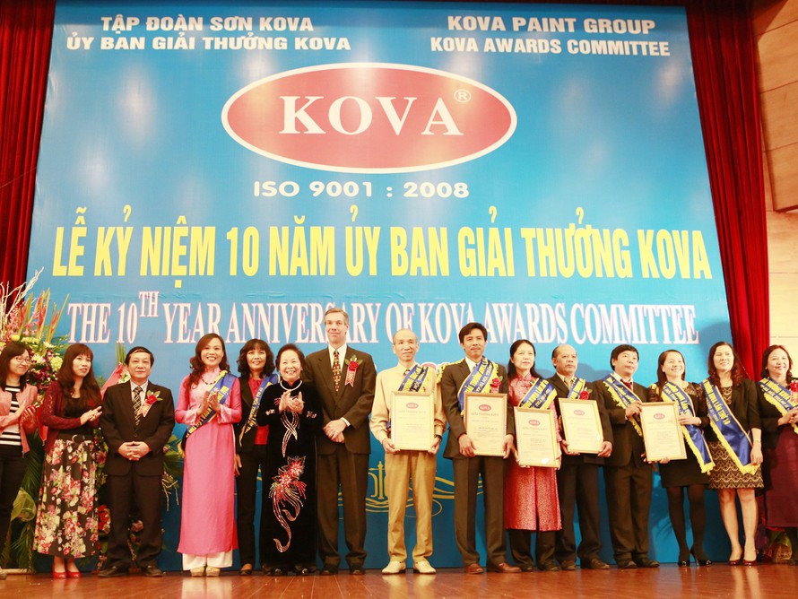 Phó Chủ tịch nước Nguyễn Thị Doan trao giải thưởng Kova cho những tập thể xuất sắc