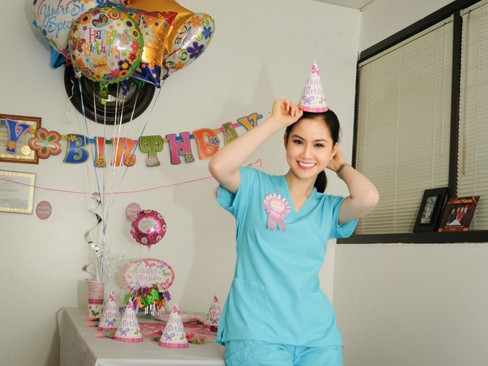 Hoa hậu phu nhân Trâm Bùi rạng rỡ đón sinh nhật trong... bệnh viện