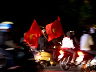 Cổ động viên mừng chiến thắng tuyển Việt Nam