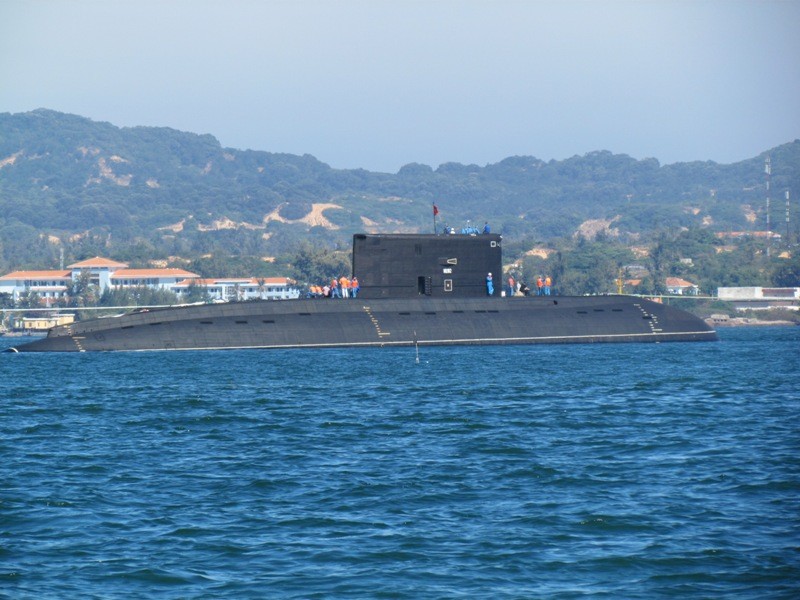 Tàu ngầm Hà Nội vào cảng Cam Ranh an toàn