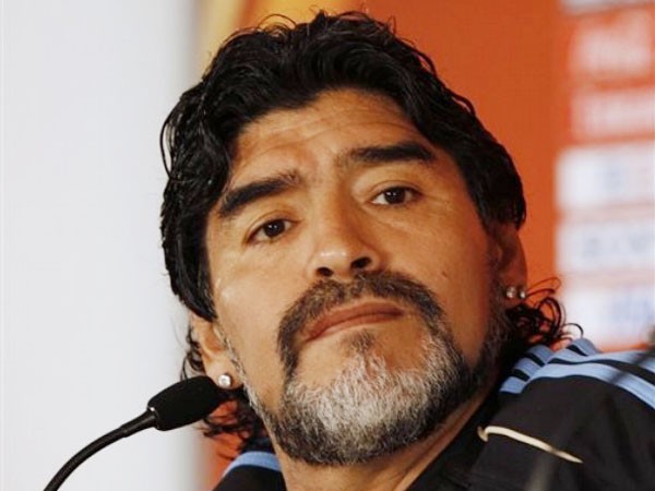 Maradona đòi báo chí xin lỗi