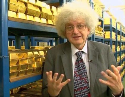 Giáo sư hóa học Martn Poliakoff được cho phép tham quan và giới thiệu về kho vàng.