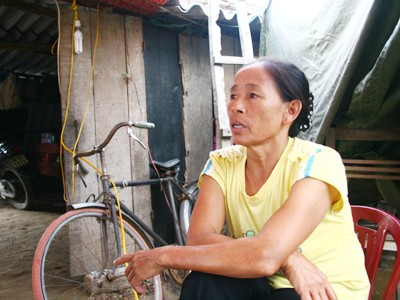 Bà Lê Thị Chiến, một người dân nhường đất cho dự án Formosa: "Họ bảo khi tái định cư, đàn ông trên 60 tuổi, đàn bà trên 55 tuổi được hỗ trợ mỗi tháng 15kg gạo, đến nay cũng chưa thấy gạo mô"