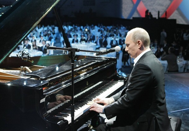 Thủ tướng Nga Putin đánh piano và hát