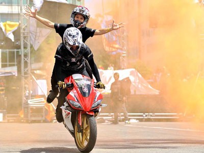 Thót tim màn biểu diễn xe máy, ô tô mạo hiểm tại Việt Nam