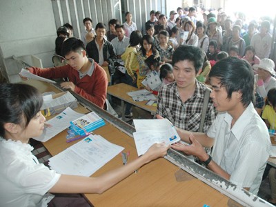 Thí sinh nhận giấy báo dự thi tại Cơ quan đại diện Bộ GD&ĐT ở TP HCM sáng 15-6 Ảnh: Quang Phương