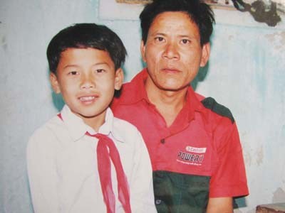 Anh Nguyễn Văn Thịnh-người được sinh nhờ cái móc câu và con trai