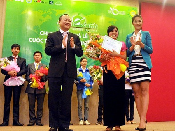 Phó Thùy Dung nhận giải nhất ý tưởng kinh tế xanh 2011