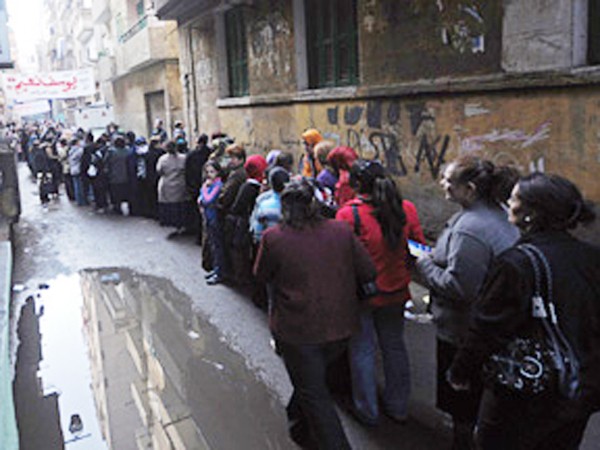 Người dân Ai Cập xếp hàng để bỏ phiếu hôm 28-11. Ảnh: BBC