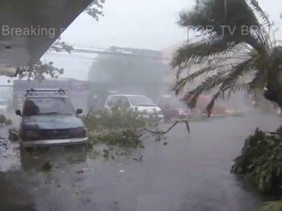 Clip: Cảnh hãi hùng khi bão tấn công Philippines