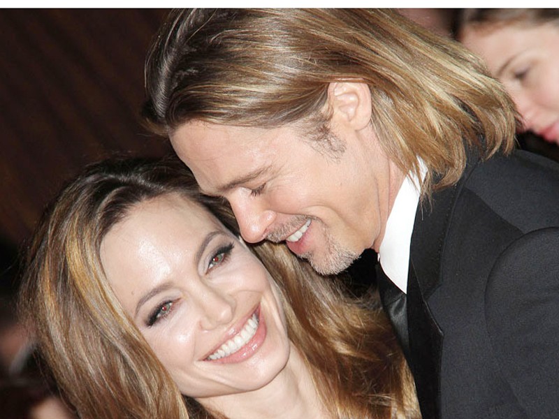 Brad Pitt và Angelina Jolie ngày càng thắm thiết. Ảnh: Voici