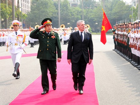 Bộ trưởng Bộ Quốc phòng Italia thăm Việt Nam