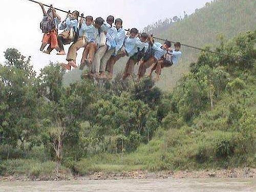 Hàng chục học sinh đu dây cáp vượt sông dữ