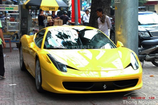 Thêm siêu xe Ferrari 458 Italia vàng về Sài Gòn