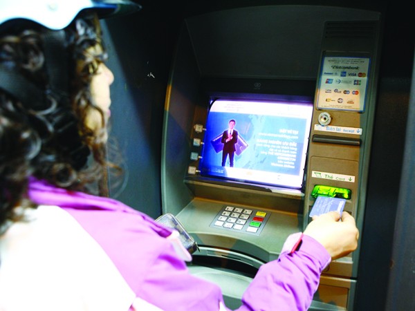 Cây ATM tại đường Nguyễn Du (Hà Nội) có thiết bị chống lấy cắp thông tin của chủ thẻ. Ảnh: Hồng Vĩnh