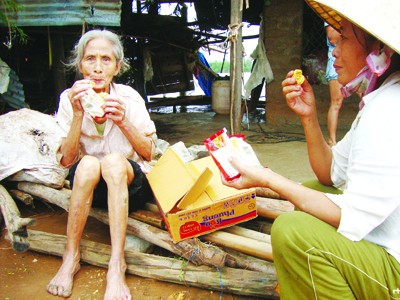 Đây là những gói mì tôm đầu tiên đến với người dân Cồn Nâm (Quảng Bình) sau bốn ngày bị nước lũ cô lập