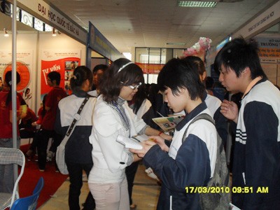 Thanh niên tham gia sàn giao dịch việc làm tại Hà Nội