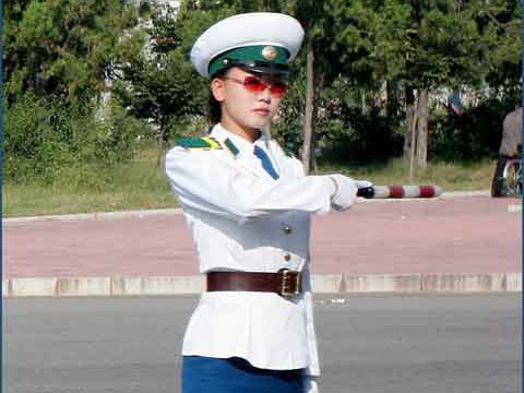 Nữ CSGT Triều Tiên đẹp 'huyền bí'