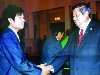 Nguyễn Văn Công được ông Susilo Bambang Yuchoyono, Tổng thống Indonesia hỏi thăm trong dịp Cty TNHH Trường Hưng sang giới thiệu sản phẩm tại nước này