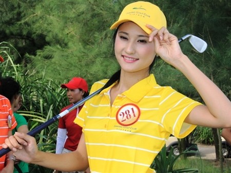 Thí sinh hoa hậu Việt Nam khoe dáng với golf