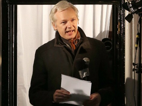 Ông Julian Assange phát biểu trước ban công Tòa đại sứ Ecuador hôm 20-12