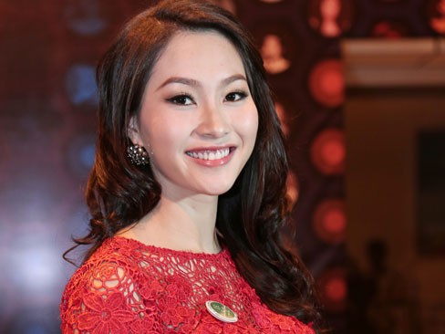Bắt gặp Hoa hậu Thu Thảo quyến rũ với đầm đỏ dự Làn Sóng Xanh