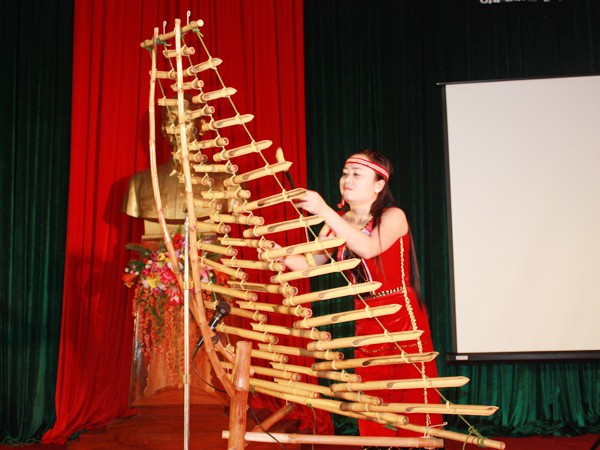 Hồ Thị Nhung đang biểu diễn