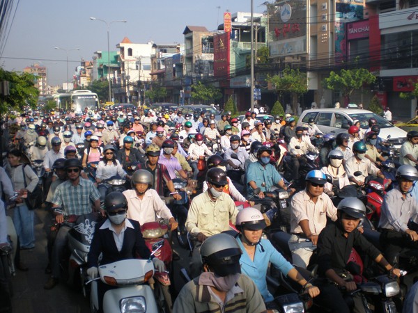 Kẹt xe kéo dài trên đường Lũy Bán Bích, quận Tân Phú, TPHCM. Ảnh: Huy Thịnh