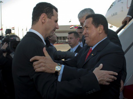 Tổng thống Syria Bashar Assad (trái) và Tổng thống Venezuela Hugo Chavez