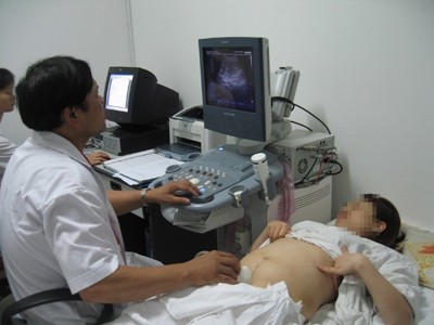 Bác sĩ BV Phụ sản T.Ư siêu âm trong quá trình khám thai cho sản phụ Ảnh: T.H