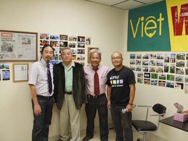 Nhà báo Etcetera (Việt Weekly), nhiếp ảnh Hứa Trung Quân (thứ nhất và thứ hai từ trái sang) và nhà báo Vũ Hoàng Lân (Phố BolsaTV) (ngoài cùng bên phải) tại triển lãm Ảnh do Việt Weekly cung cấp