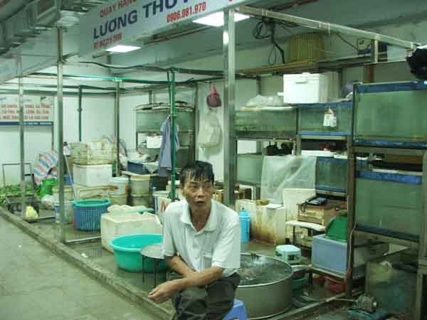 Cửa hàng thực phẩm tươi sống tại chợ Hàng Da vắng khách Ảnh: Tuấn Minh