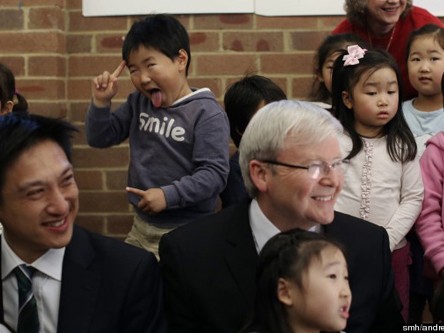 Bé 5 tuổi gây sốt làm mặt hề sau lưng Thủ tướng Úc