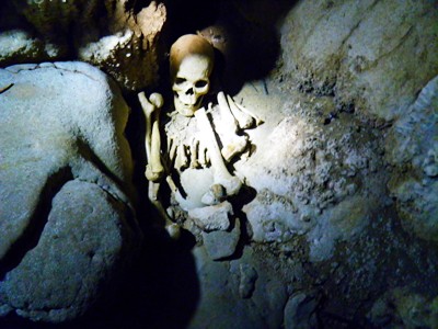 Kỳ lạ bộ hài cốt trong hang động Quảng Bình