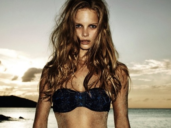 Chân dài Marloes Horst nóng bỏng với bikini