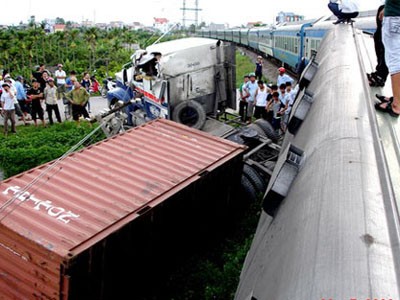 Đường sắt Hà Nội - Hải Phòng bị cắt đứt vì tai nạn