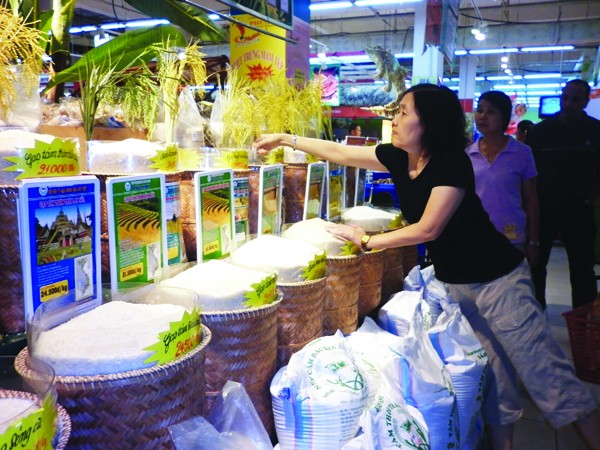 Gạo Thái Lan nhập khẩu tại siêu thị vẫn được nhiều bà nội trợ lựa chọn. Ảnh: Phạm Anh