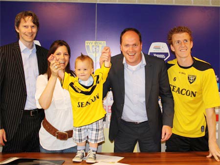 cùng bố mẹ tại buổi lễ ký kết hợp đồng bóng đá chuyên nghiệp trong 10 năm