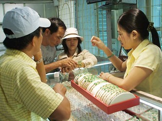 Mua vàng nữ trang cẩn thận nhầm hàng 'nhồi'