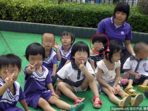 Trung Quốc: Bé gái ba tuổi chết ngạt vì xe buýt quá nóng