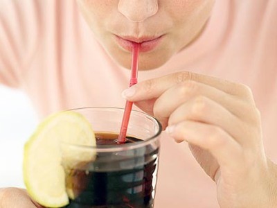 Uống nước ngọt có ga, tăng nguy cơ tích mỡ nội tạng
