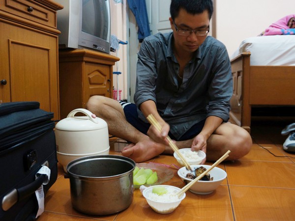 Món cá kho cùng su su luộc đúng chất Việt xuất hiện ở Indonesia. Ảnh: Vĩnh Phong