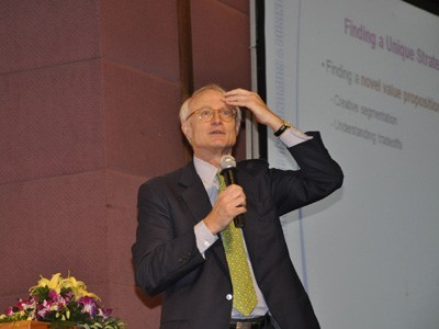 GS Michael Porter tại buổi thuyết trình ở Hà Nội sáng 29-11